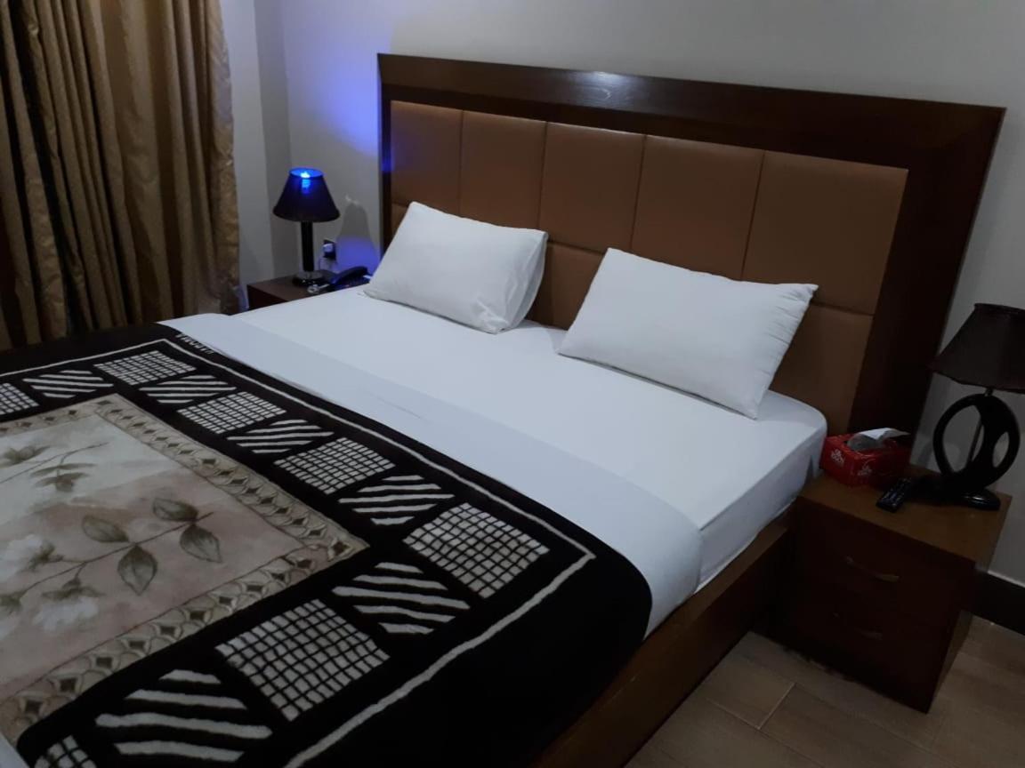 Midtown Hotel Rawalpindi Bagian luar foto